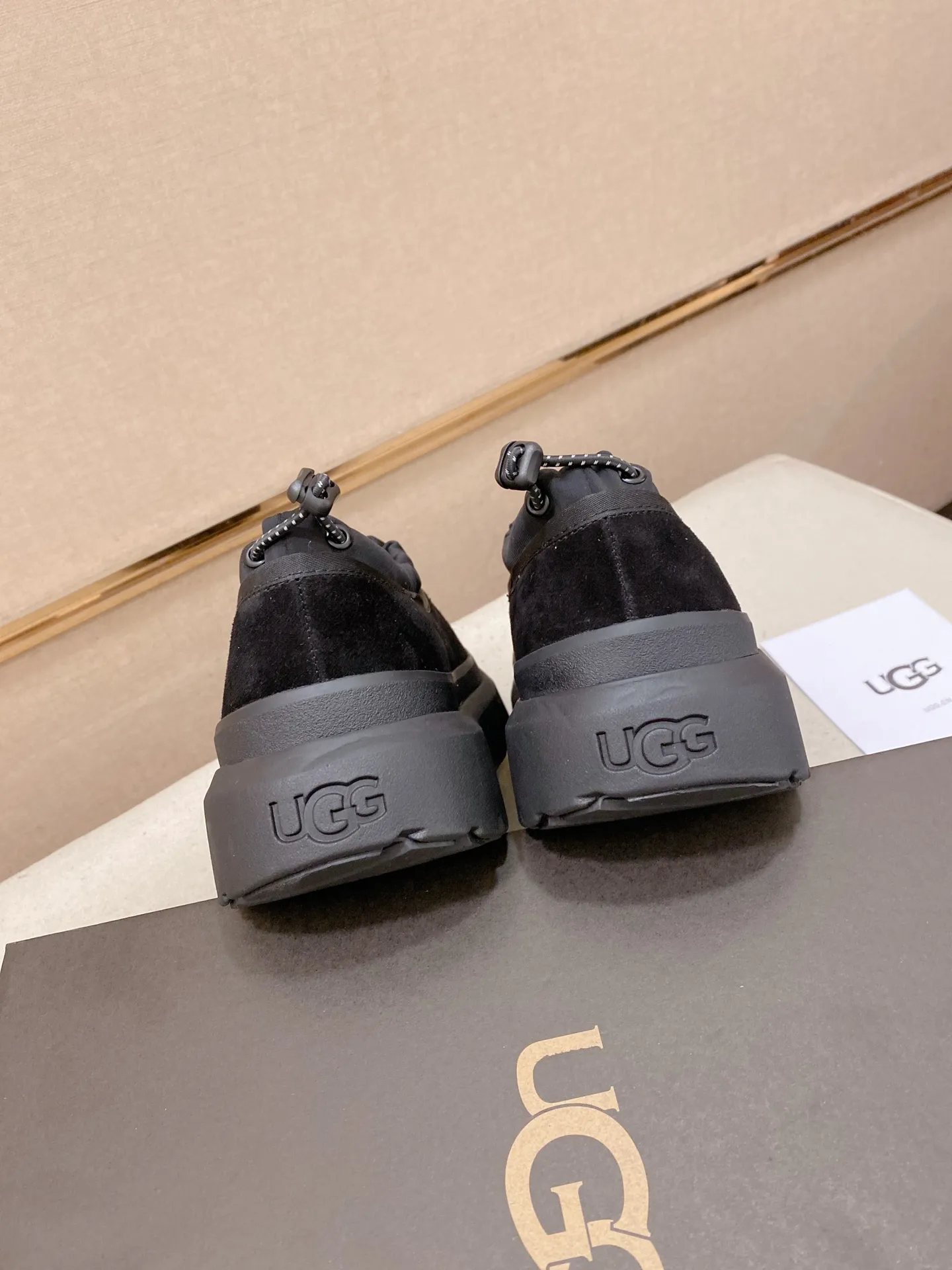 Factory price: 480💰Couple model💏 Same style as Wang Yibo, North American men's shoes Ugg ☃️In the special sale of new high-quality men's shoes snow boots in autumn and winter, the nemesis of extreme cold weather! Made of cowhide leather, merino wool lining, and original outsole, whether driving, outdoor or daily wear, there is always one that suits you! Male and female size: 35-46.